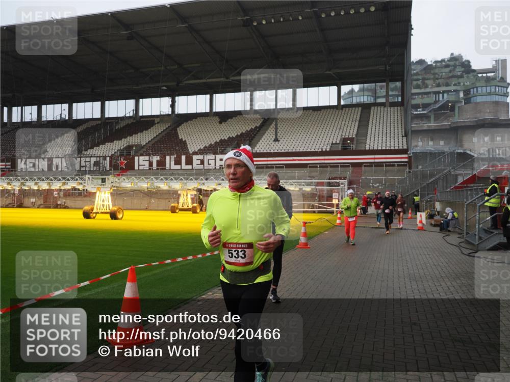 07.12.2025 - St. Pauli X-Mass-Run No. 15 Fabian Wolf http://msf.ph/oto/9420466 07.12.2025 11:39:48 Ziel 12, 533, 1838, 1843, 2561, 3362 meine-sportfotos.de
