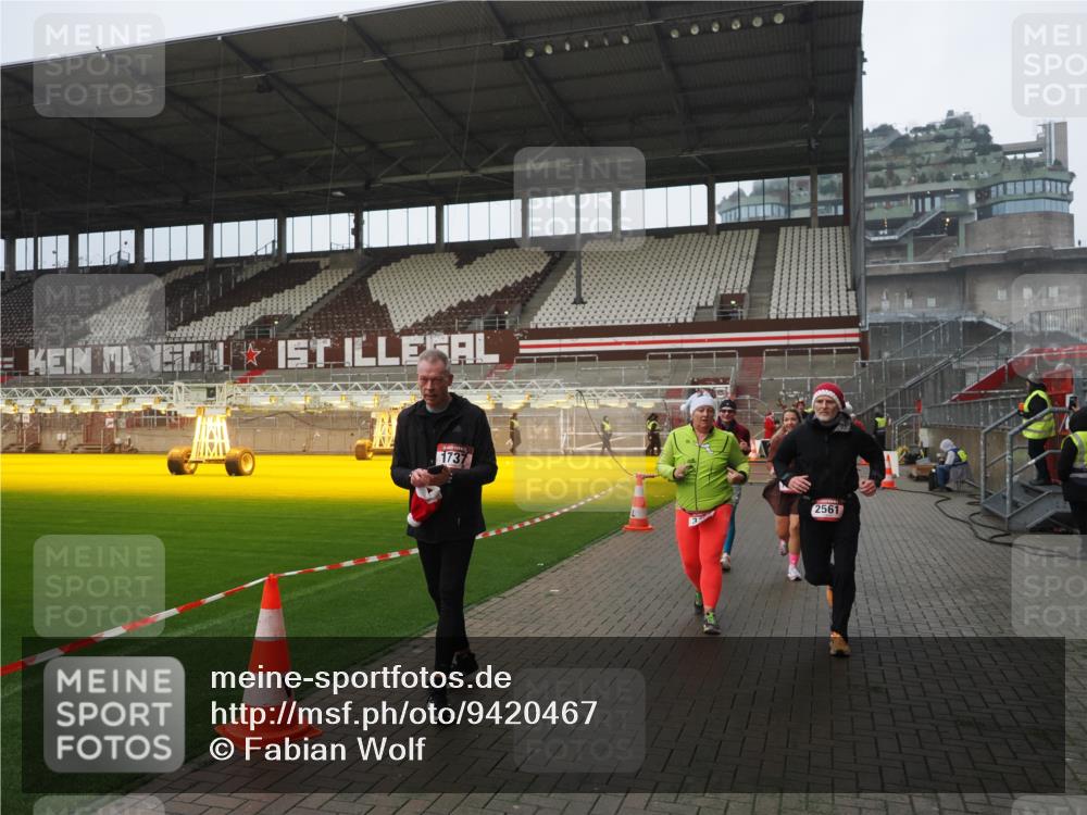 07.12.2025 - St. Pauli X-Mass-Run No. 15 Fabian Wolf http://msf.ph/oto/9420467 07.12.2025 11:39:52 Ziel 533, 1838, 1843, 2031, 2561, 3362 meine-sportfotos.de