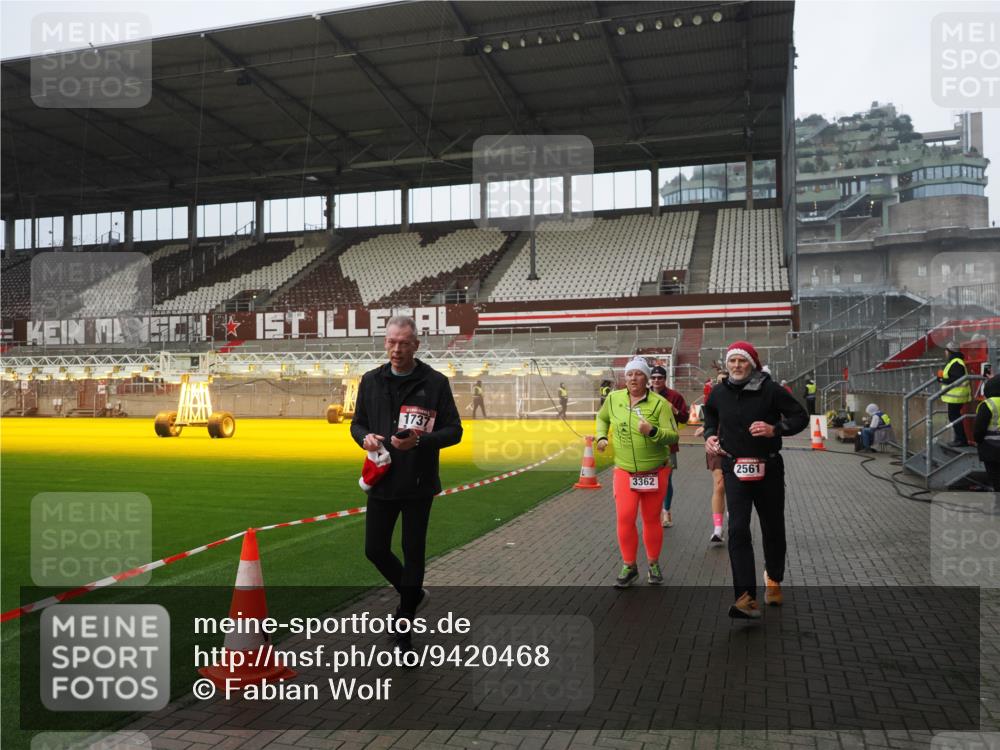 07.12.2025 - St. Pauli X-Mass-Run No. 15 Fabian Wolf http://msf.ph/oto/9420468 07.12.2025 11:39:53 Ziel 533, 1838, 1843, 2031, 2561, 3362 meine-sportfotos.de