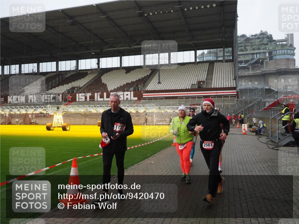 07.12.2025 - St. Pauli X-Mass-Run No. 15 Fabian Wolf http://msf.ph/oto/9420470 07.12.2025 11:39:53 Ziel 533, 1838, 1843, 2031, 2561, 3362 meine-sportfotos.de