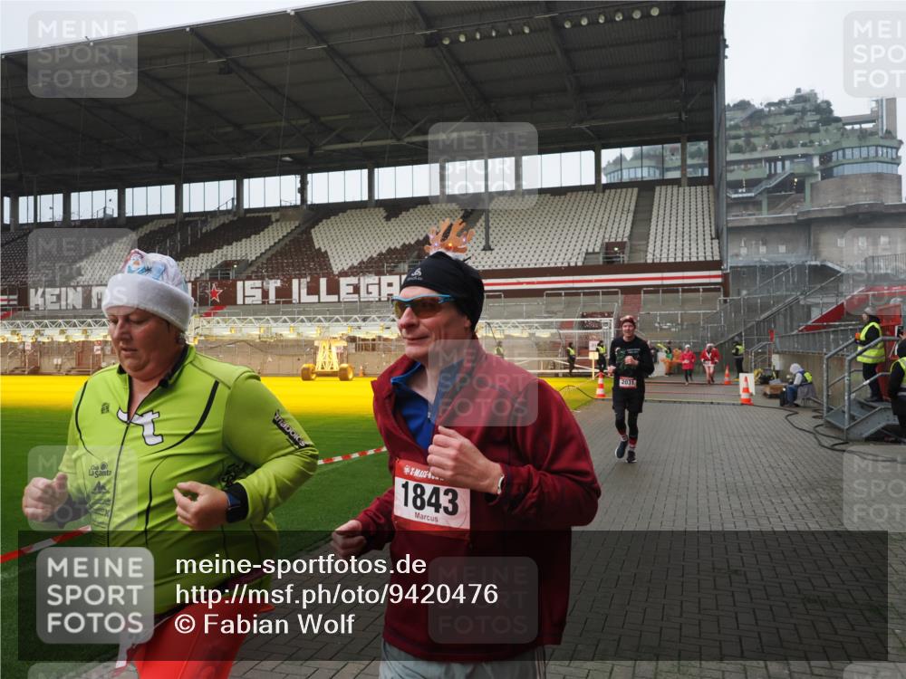07.12.2025 - St. Pauli X-Mass-Run No. 15 Fabian Wolf http://msf.ph/oto/9420476 07.12.2025 11:39:55 Ziel 533, 1838, 1843, 2031, 2561, 3362 meine-sportfotos.de