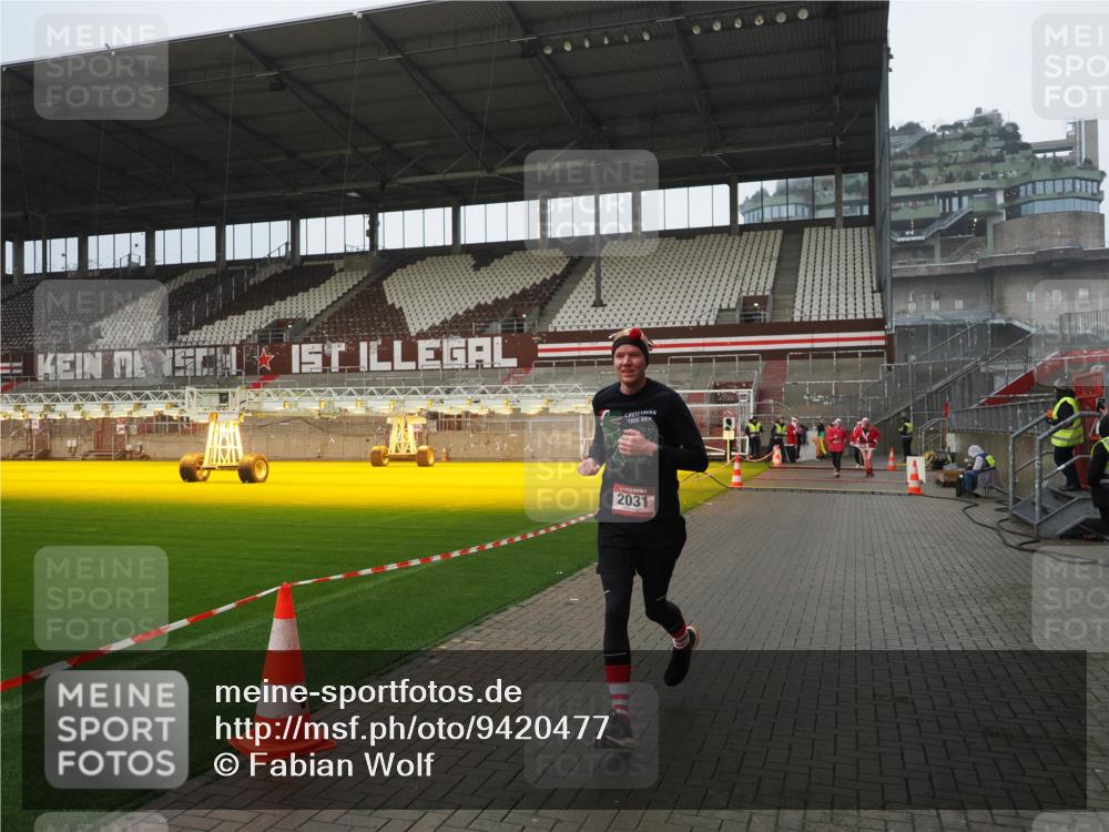 07.12.2025 - St. Pauli X-Mass-Run No. 15 Fabian Wolf http://msf.ph/oto/9420477 07.12.2025 11:39:57 Ziel 533, 1168, 1169, 1838, 1843, 2031, 2561, 3362 meine-sportfotos.de