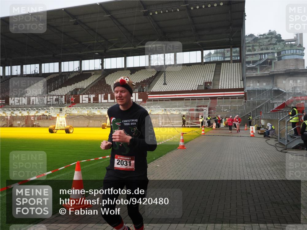 07.12.2025 - St. Pauli X-Mass-Run No. 15 Fabian Wolf http://msf.ph/oto/9420480 07.12.2025 11:39:58 Ziel 533, 1168, 1169, 1838, 1843, 2031, 2561, 3362 meine-sportfotos.de