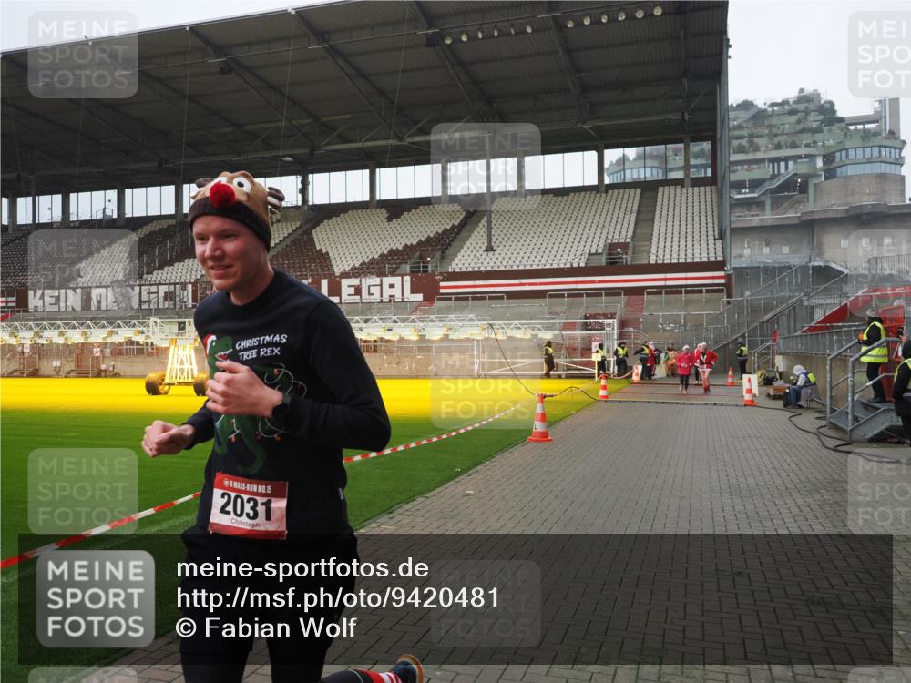 07.12.2025 - St. Pauli X-Mass-Run No. 15 Fabian Wolf http://msf.ph/oto/9420481 07.12.2025 11:39:58 Ziel 533, 1168, 1169, 1838, 1843, 2031, 2561, 3362 meine-sportfotos.de