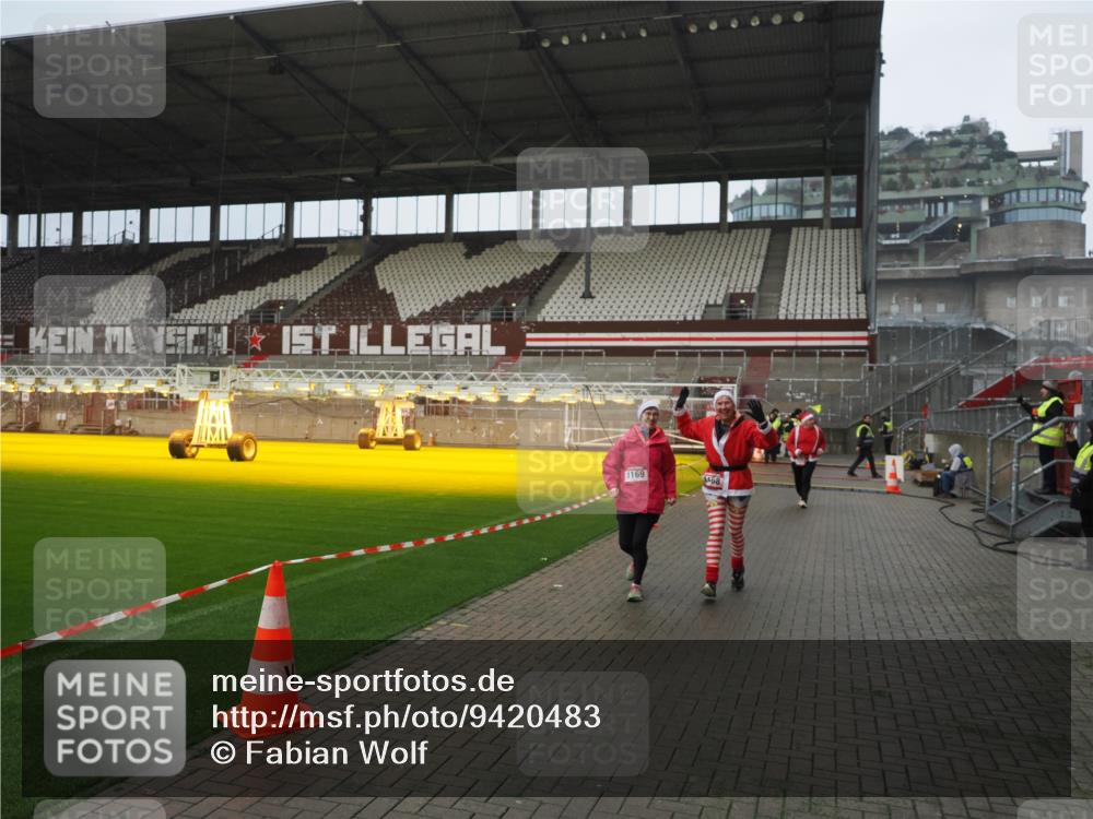 07.12.2025 - St. Pauli X-Mass-Run No. 15 Fabian Wolf http://msf.ph/oto/9420483 07.12.2025 11:40:06 Ziel 1168, 1169, 1533, 1838, 1843, 2031, 2561 meine-sportfotos.de