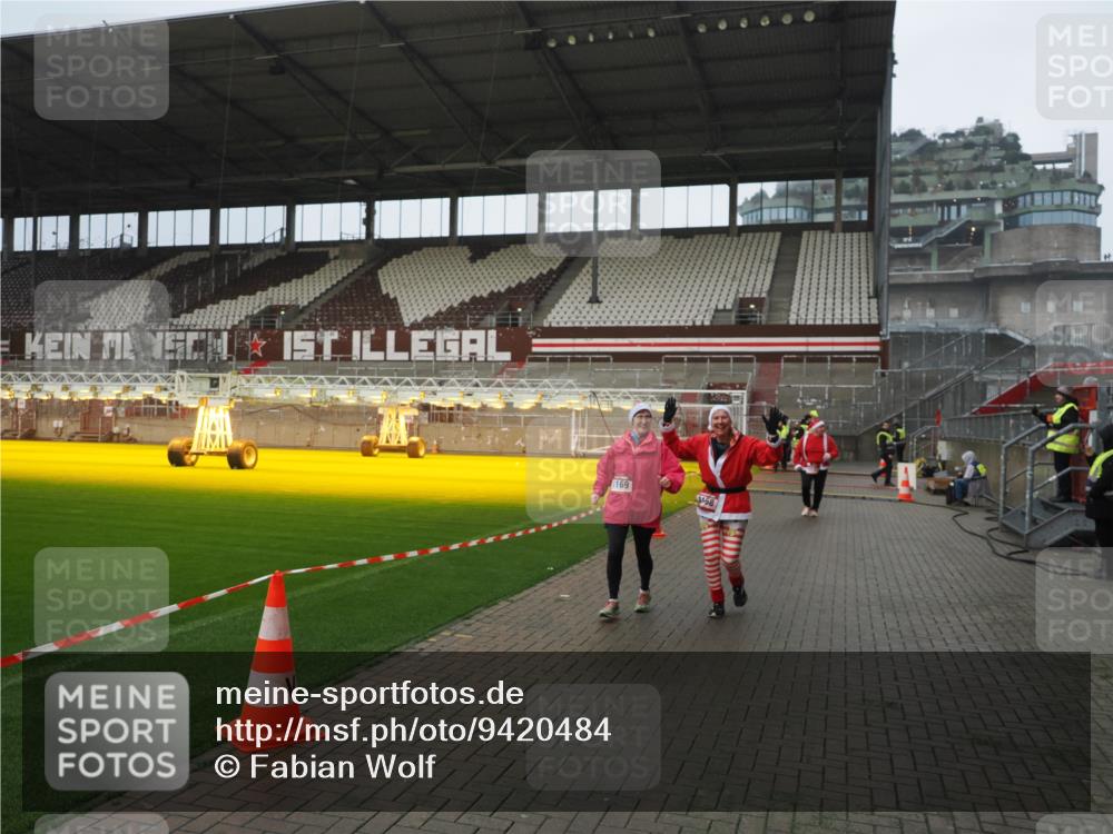 07.12.2025 - St. Pauli X-Mass-Run No. 15 Fabian Wolf http://msf.ph/oto/9420484 07.12.2025 11:40:07 Ziel 1168, 1169, 1533, 1838, 1843, 2031 meine-sportfotos.de