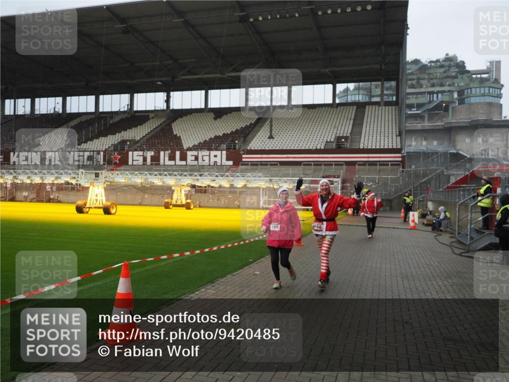 07.12.2025 - St. Pauli X-Mass-Run No. 15 Fabian Wolf http://msf.ph/oto/9420485 07.12.2025 11:40:07 Ziel 1168, 1169, 1533, 1838, 1843, 2031 meine-sportfotos.de