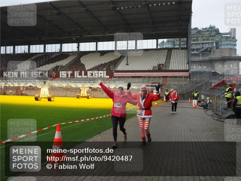 07.12.2025 - St. Pauli X-Mass-Run No. 15 Fabian Wolf http://msf.ph/oto/9420487 07.12.2025 11:40:08 Ziel 1168, 1169, 1533, 2031 meine-sportfotos.de
