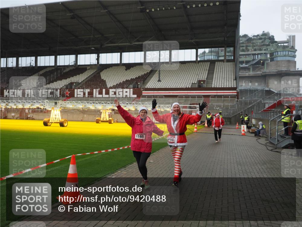 07.12.2025 - St. Pauli X-Mass-Run No. 15 Fabian Wolf http://msf.ph/oto/9420488 07.12.2025 11:40:08 Ziel 1168, 1169, 1533, 2031 meine-sportfotos.de