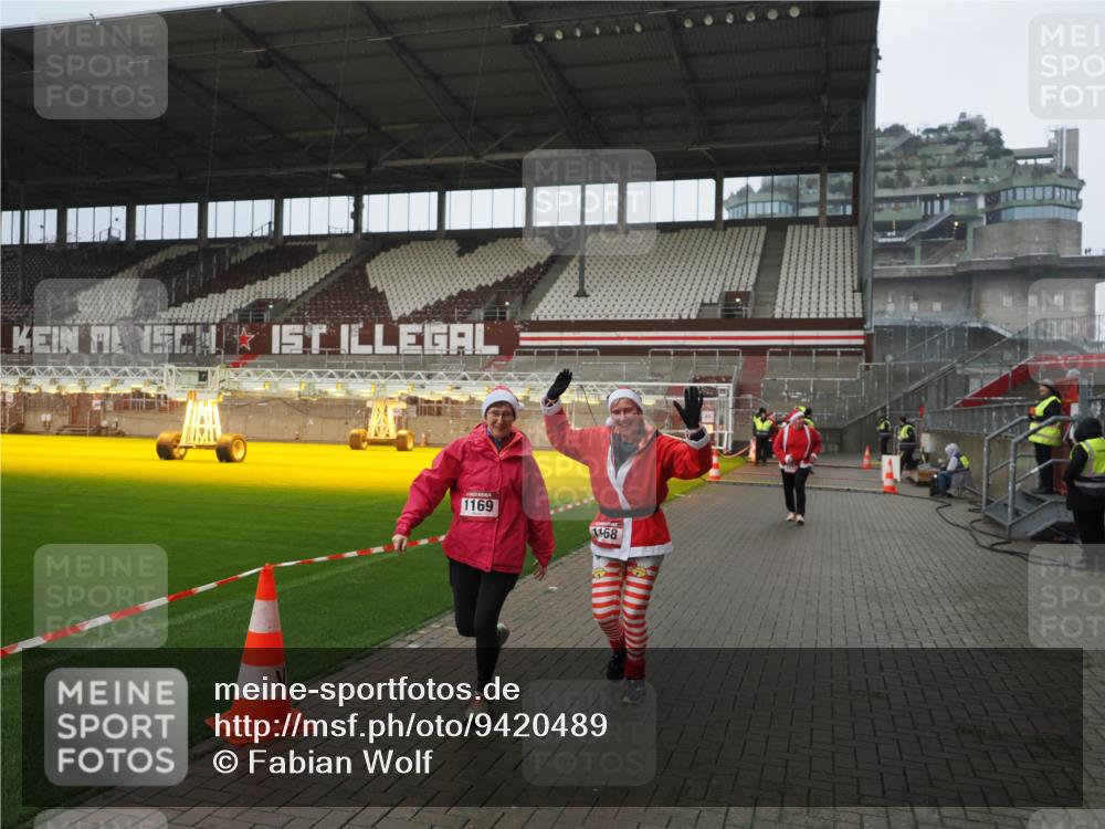 07.12.2025 - St. Pauli X-Mass-Run No. 15 Fabian Wolf http://msf.ph/oto/9420489 07.12.2025 11:40:08 Ziel 1168, 1169, 1533, 2031 meine-sportfotos.de