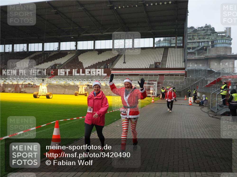 07.12.2025 - St. Pauli X-Mass-Run No. 15 Fabian Wolf http://msf.ph/oto/9420490 07.12.2025 11:40:08 Ziel 1168, 1169, 1533, 2031 meine-sportfotos.de