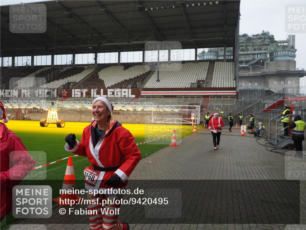 07.12.2025 - St. Pauli X-Mass-Run No. 15 Fabian Wolf http://msf.ph/oto/9420495 07.12.2025 11:40:09 Ziel 1168, 1169, 1533, 2031 meine-sportfotos.de