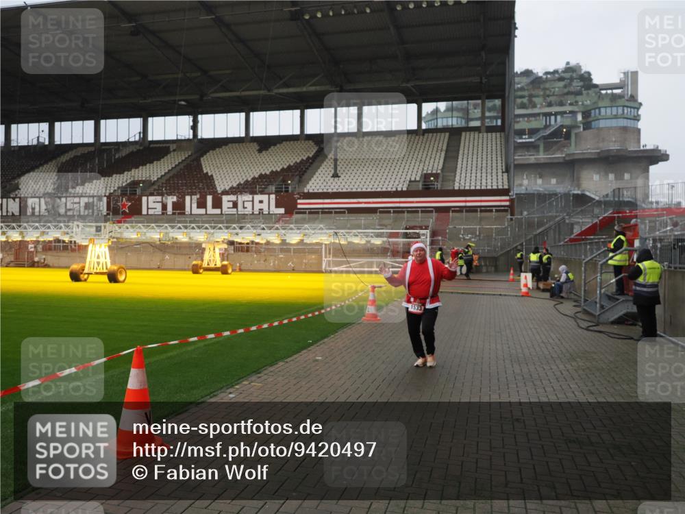 07.12.2025 - St. Pauli X-Mass-Run No. 15 Fabian Wolf http://msf.ph/oto/9420497 07.12.2025 11:40:12 Ziel 1168, 1169, 1533 meine-sportfotos.de
