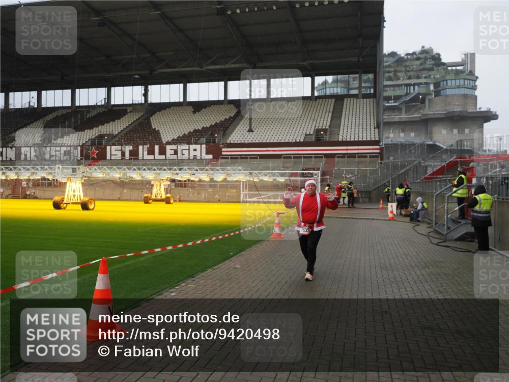 07.12.2025 - St. Pauli X-Mass-Run No. 15 Fabian Wolf http://msf.ph/oto/9420498 07.12.2025 11:40:12 Ziel 1168, 1169, 1533 meine-sportfotos.de