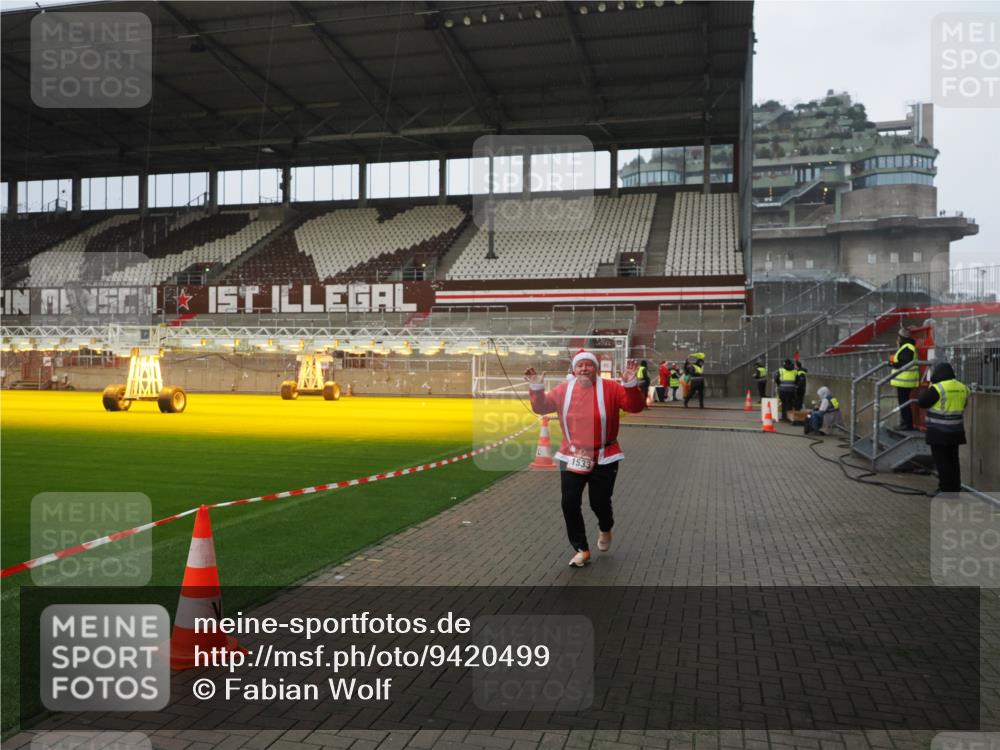 07.12.2025 - St. Pauli X-Mass-Run No. 15 Fabian Wolf http://msf.ph/oto/9420499 07.12.2025 11:40:12 Ziel 1168, 1169, 1533 meine-sportfotos.de