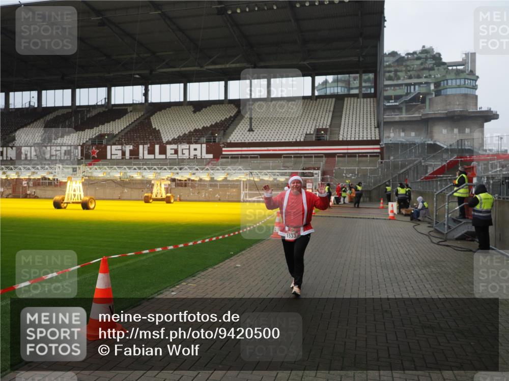 07.12.2025 - St. Pauli X-Mass-Run No. 15 Fabian Wolf http://msf.ph/oto/9420500 07.12.2025 11:40:12 Ziel 1168, 1169, 1533 meine-sportfotos.de