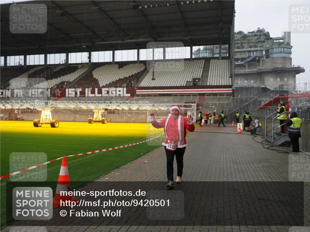 07.12.2025 - St. Pauli X-Mass-Run No. 15 Fabian Wolf http://msf.ph/oto/9420501 07.12.2025 11:40:13 Ziel 1168, 1169, 1533 meine-sportfotos.de