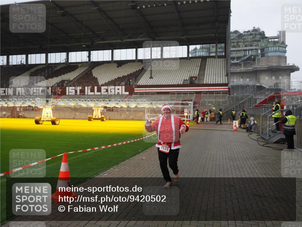 07.12.2025 - St. Pauli X-Mass-Run No. 15 Fabian Wolf http://msf.ph/oto/9420502 07.12.2025 11:40:13 Ziel 1168, 1169, 1533 meine-sportfotos.de