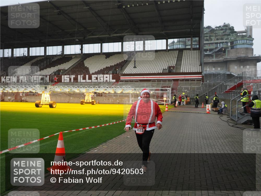 07.12.2025 - St. Pauli X-Mass-Run No. 15 Fabian Wolf http://msf.ph/oto/9420503 07.12.2025 11:40:13 Ziel 1168, 1169, 1533 meine-sportfotos.de