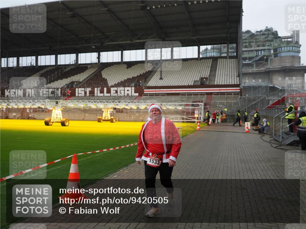 07.12.2025 - St. Pauli X-Mass-Run No. 15 Fabian Wolf http://msf.ph/oto/9420505 07.12.2025 11:40:14 Ziel 1168, 1169, 1533 meine-sportfotos.de