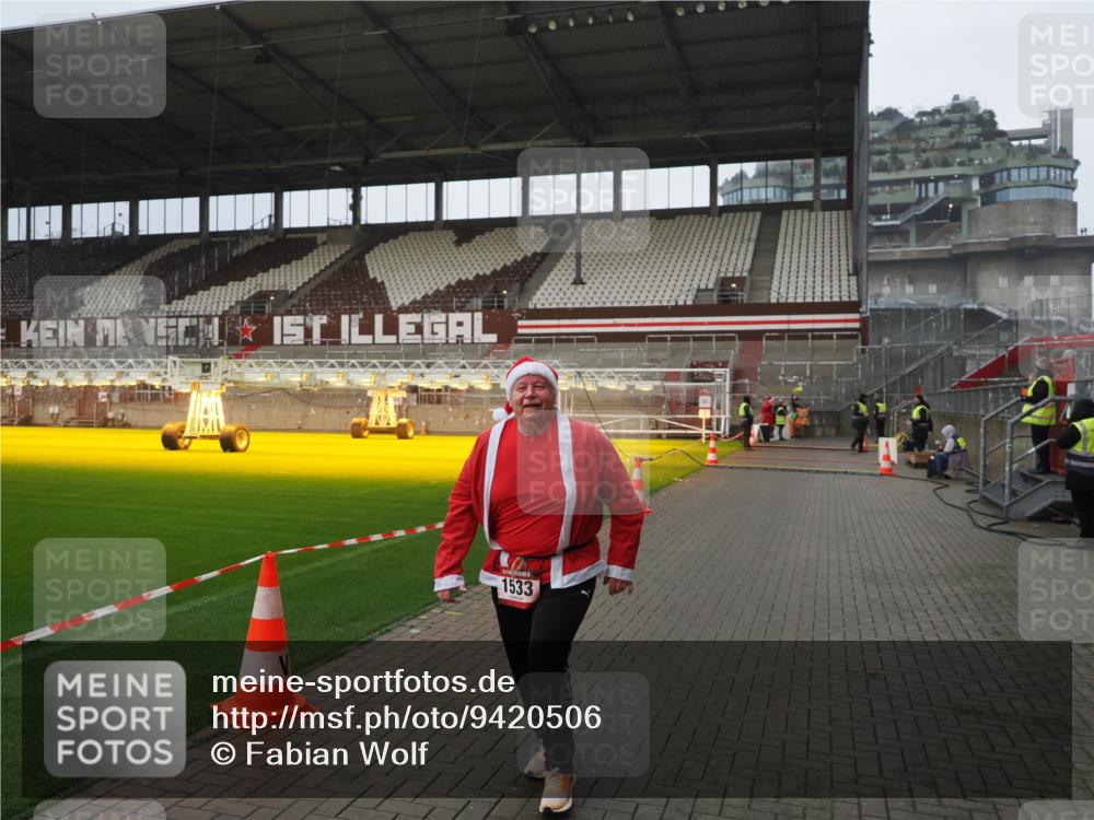 07.12.2025 - St. Pauli X-Mass-Run No. 15 Fabian Wolf http://msf.ph/oto/9420506 07.12.2025 11:40:14 Ziel 1168, 1169, 1533 meine-sportfotos.de