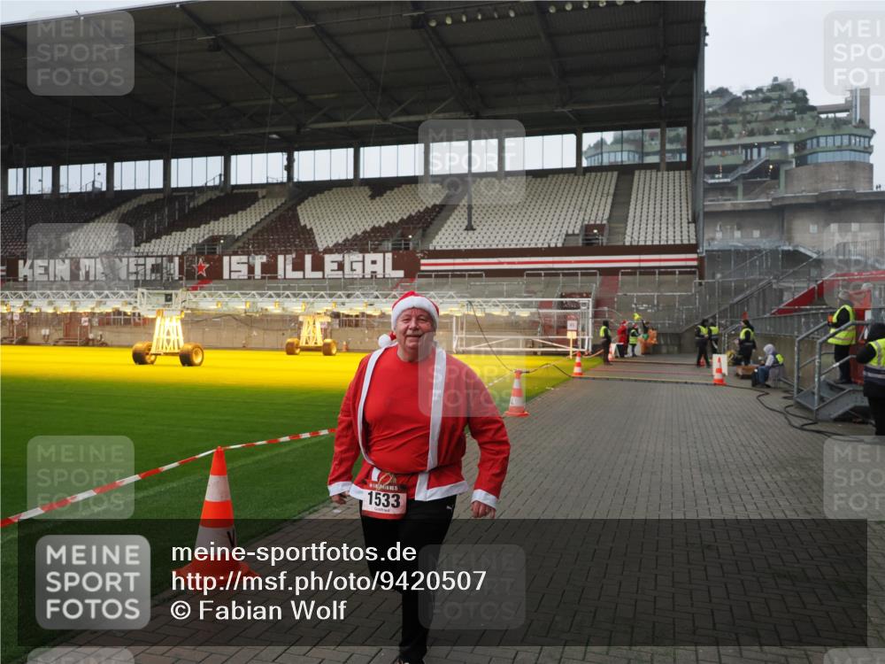 07.12.2025 - St. Pauli X-Mass-Run No. 15 Fabian Wolf http://msf.ph/oto/9420507 07.12.2025 11:40:14 Ziel 1168, 1169, 1533 meine-sportfotos.de