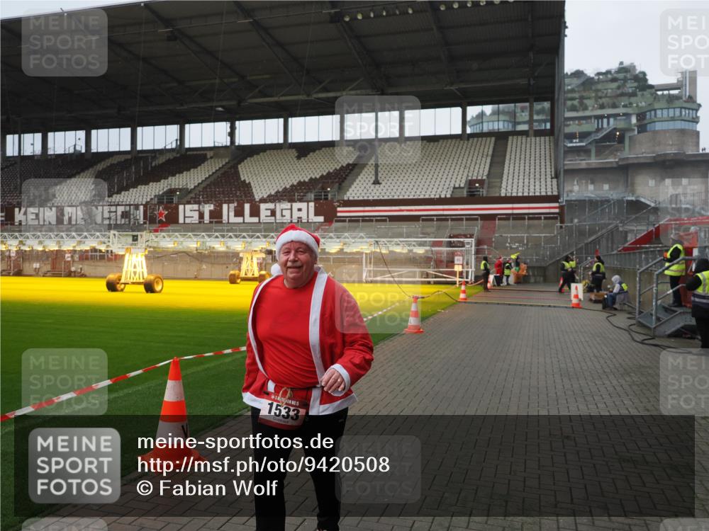 07.12.2025 - St. Pauli X-Mass-Run No. 15 Fabian Wolf http://msf.ph/oto/9420508 07.12.2025 11:40:14 Ziel 1168, 1169, 1533 meine-sportfotos.de