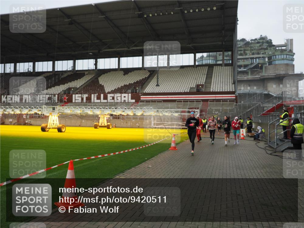 07.12.2025 - St. Pauli X-Mass-Run No. 15 Fabian Wolf http://msf.ph/oto/9420511 07.12.2025 11:40:23 Ziel 1756, 2144, 2713, 3554, 3824, 3825, 3850 meine-sportfotos.de