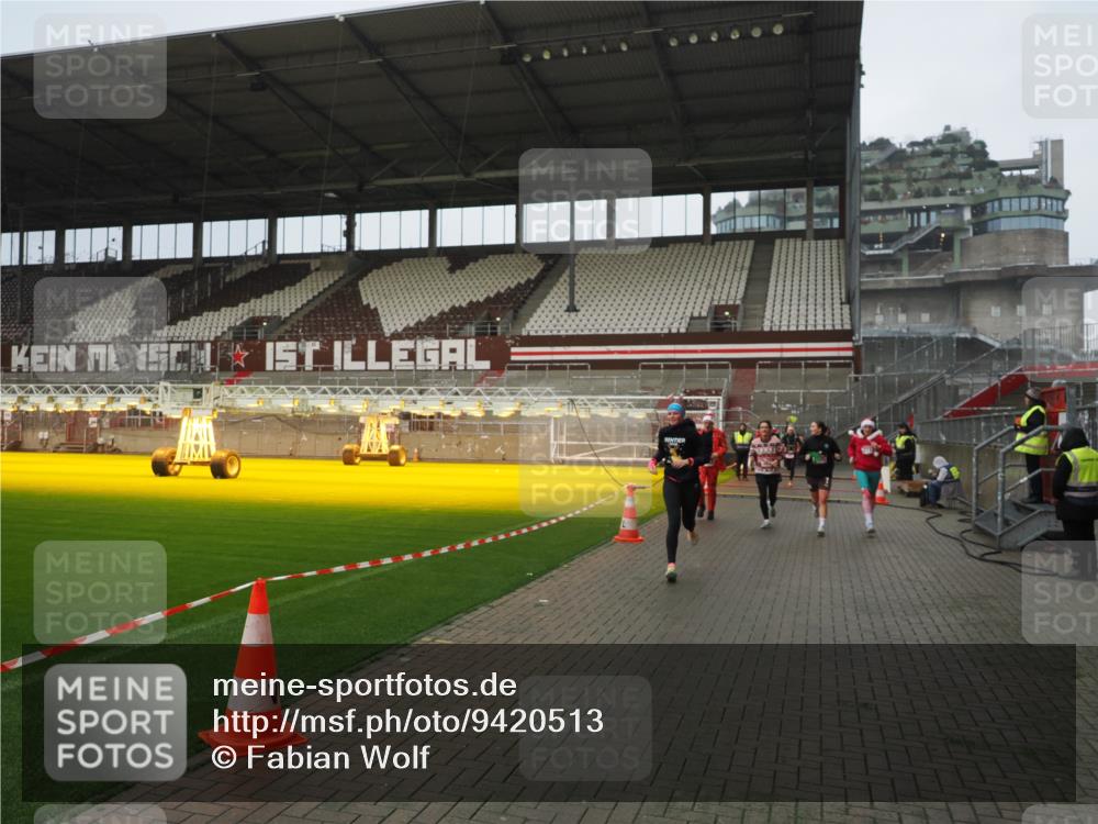 07.12.2025 - St. Pauli X-Mass-Run No. 15 Fabian Wolf http://msf.ph/oto/9420513 07.12.2025 11:40:23 Ziel 1756, 2144, 2713, 3554, 3824, 3825, 3850 meine-sportfotos.de