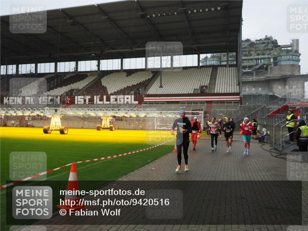 07.12.2025 - St. Pauli X-Mass-Run No. 15 Fabian Wolf http://msf.ph/oto/9420516 07.12.2025 11:40:24 Ziel 1756, 2144, 2713, 3554, 3824, 3825, 3850 meine-sportfotos.de