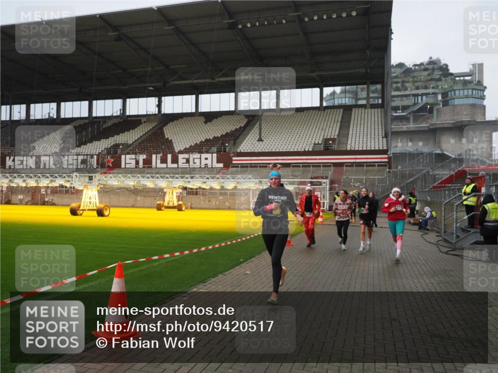 07.12.2025 - St. Pauli X-Mass-Run No. 15 Fabian Wolf http://msf.ph/oto/9420517 07.12.2025 11:40:24 Ziel 1756, 2144, 2713, 3554, 3824, 3825, 3850 meine-sportfotos.de