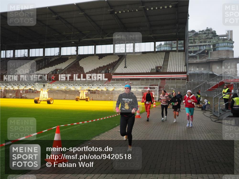 07.12.2025 - St. Pauli X-Mass-Run No. 15 Fabian Wolf http://msf.ph/oto/9420518 07.12.2025 11:40:24 Ziel 1756, 2144, 2713, 3554, 3824, 3825, 3850 meine-sportfotos.de