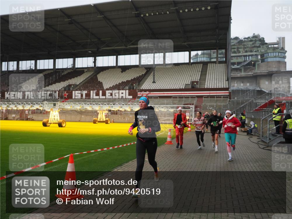 07.12.2025 - St. Pauli X-Mass-Run No. 15 Fabian Wolf http://msf.ph/oto/9420519 07.12.2025 11:40:25 Ziel 1756, 2144, 2713, 3554, 3824, 3825, 3850 meine-sportfotos.de