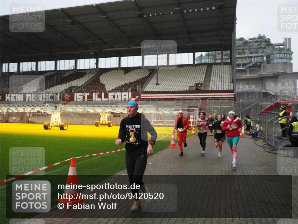 07.12.2025 - St. Pauli X-Mass-Run No. 15 Fabian Wolf http://msf.ph/oto/9420520 07.12.2025 11:40:25 Ziel 1756, 2144, 2713, 3554, 3824, 3825, 3850 meine-sportfotos.de