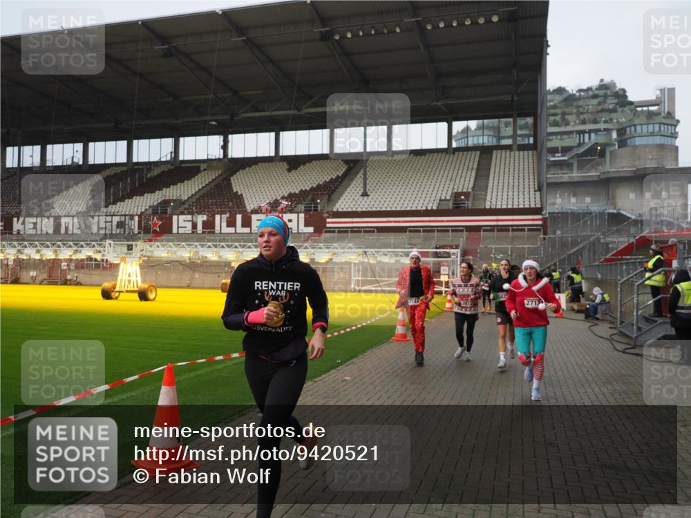07.12.2025 - St. Pauli X-Mass-Run No. 15 Fabian Wolf http://msf.ph/oto/9420521 07.12.2025 11:40:25 Ziel 1756, 2144, 2713, 3554, 3824, 3825, 3850 meine-sportfotos.de