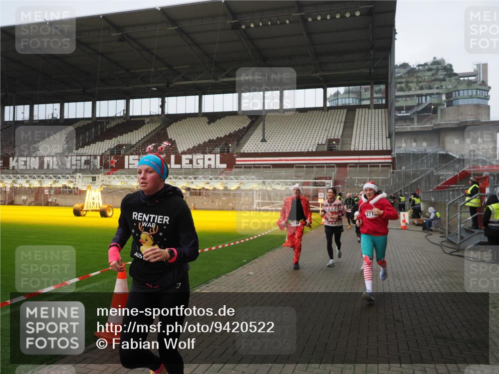 07.12.2025 - St. Pauli X-Mass-Run No. 15 Fabian Wolf http://msf.ph/oto/9420522 07.12.2025 11:40:25 Ziel 1756, 2144, 2713, 3554, 3824, 3825, 3850 meine-sportfotos.de
