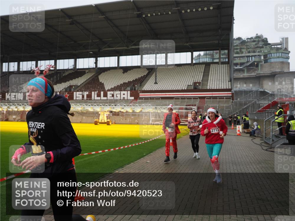 07.12.2025 - St. Pauli X-Mass-Run No. 15 Fabian Wolf http://msf.ph/oto/9420523 07.12.2025 11:40:25 Ziel 1756, 2144, 2713, 3554, 3824, 3825, 3850 meine-sportfotos.de