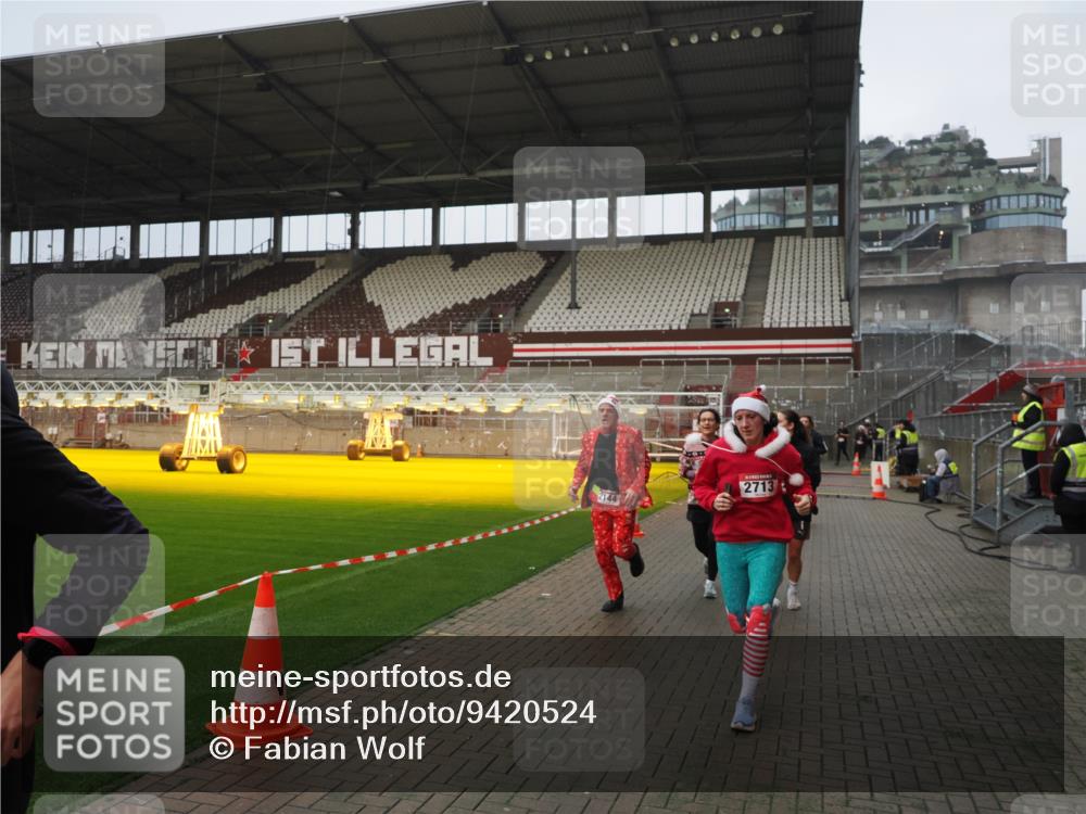 07.12.2025 - St. Pauli X-Mass-Run No. 15 Fabian Wolf http://msf.ph/oto/9420524 07.12.2025 11:40:26 Ziel 1756, 2144, 2713, 3554, 3824, 3825, 3850 meine-sportfotos.de