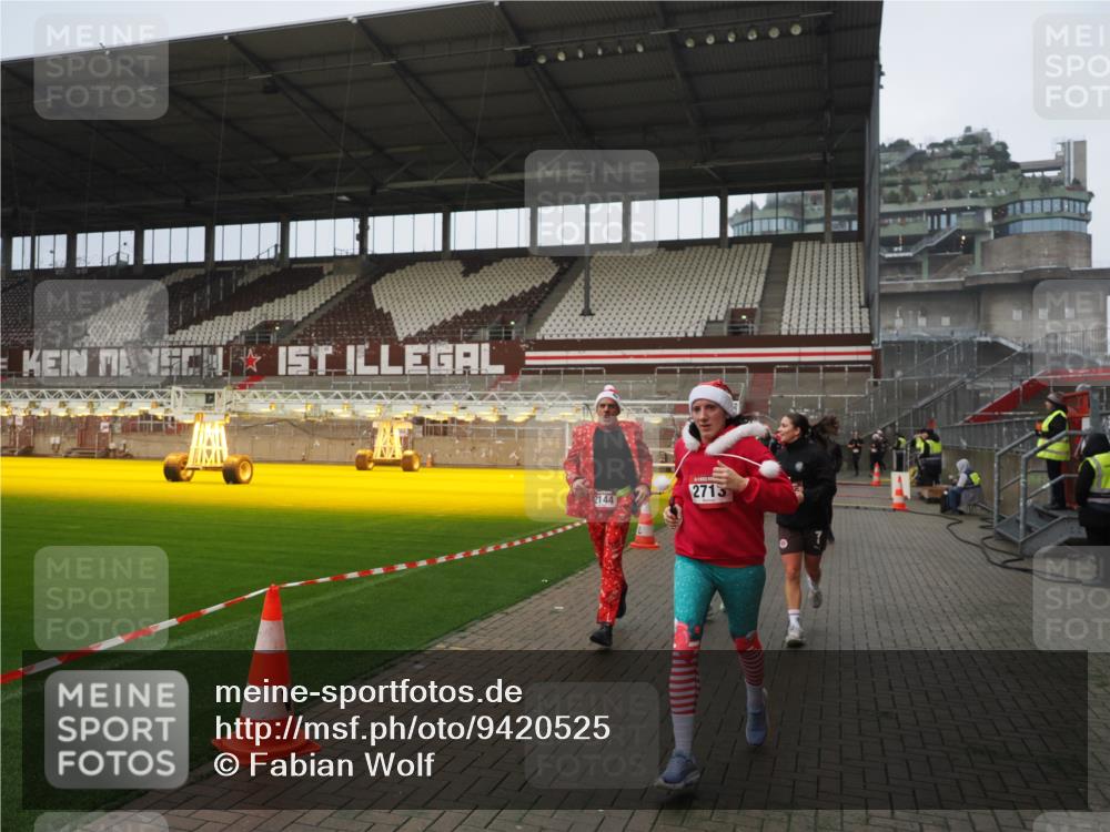 07.12.2025 - St. Pauli X-Mass-Run No. 15 Fabian Wolf http://msf.ph/oto/9420525 07.12.2025 11:40:26 Ziel 1756, 2144, 2713, 3554, 3824, 3825, 3850 meine-sportfotos.de