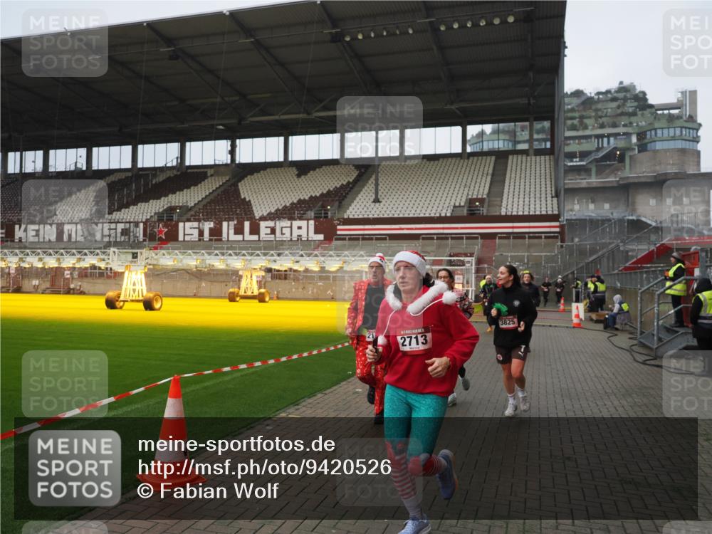 07.12.2025 - St. Pauli X-Mass-Run No. 15 Fabian Wolf http://msf.ph/oto/9420526 07.12.2025 11:40:26 Ziel 1756, 2144, 2713, 3554, 3824, 3825, 3850 meine-sportfotos.de