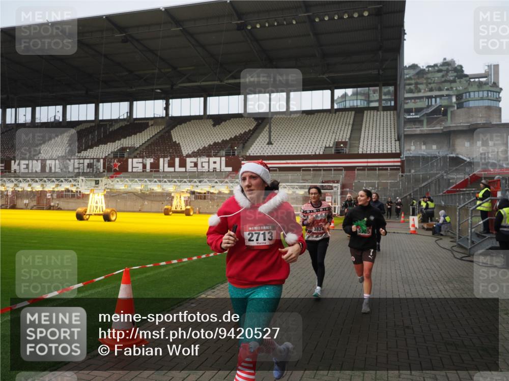 07.12.2025 - St. Pauli X-Mass-Run No. 15 Fabian Wolf http://msf.ph/oto/9420527 07.12.2025 11:40:26 Ziel 1756, 2144, 2713, 3554, 3824, 3825, 3850 meine-sportfotos.de