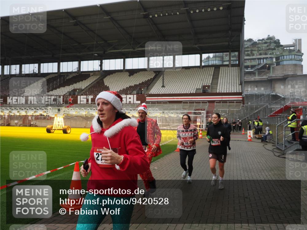 07.12.2025 - St. Pauli X-Mass-Run No. 15 Fabian Wolf http://msf.ph/oto/9420528 07.12.2025 11:40:26 Ziel 1756, 2144, 2713, 3554, 3824, 3825, 3850 meine-sportfotos.de