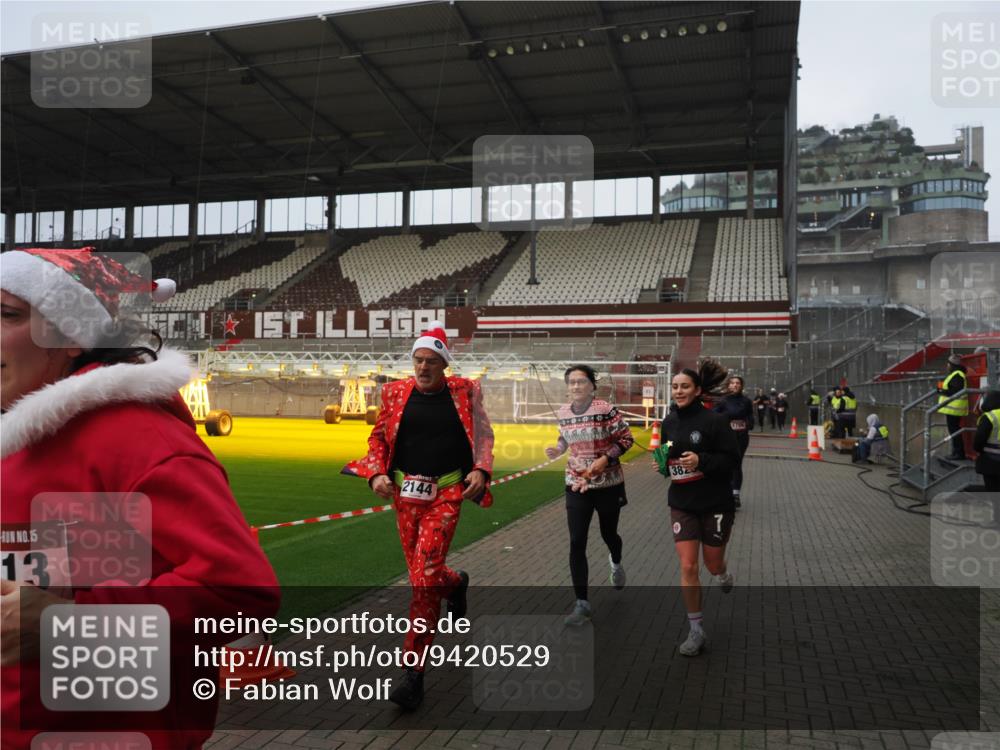 07.12.2025 - St. Pauli X-Mass-Run No. 15 Fabian Wolf http://msf.ph/oto/9420529 07.12.2025 11:40:27 Ziel 1756, 2144, 2713, 3554, 3824, 3825, 3850 meine-sportfotos.de
