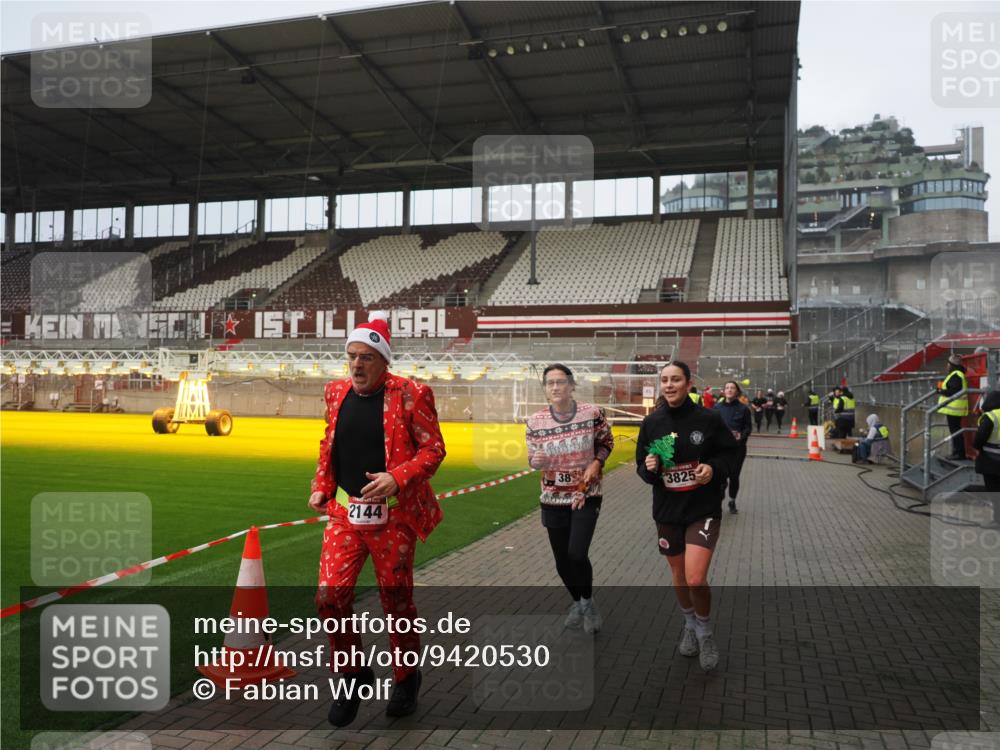 07.12.2025 - St. Pauli X-Mass-Run No. 15 Fabian Wolf http://msf.ph/oto/9420530 07.12.2025 11:40:27 Ziel 1756, 2144, 2713, 3554, 3824, 3825, 3850 meine-sportfotos.de