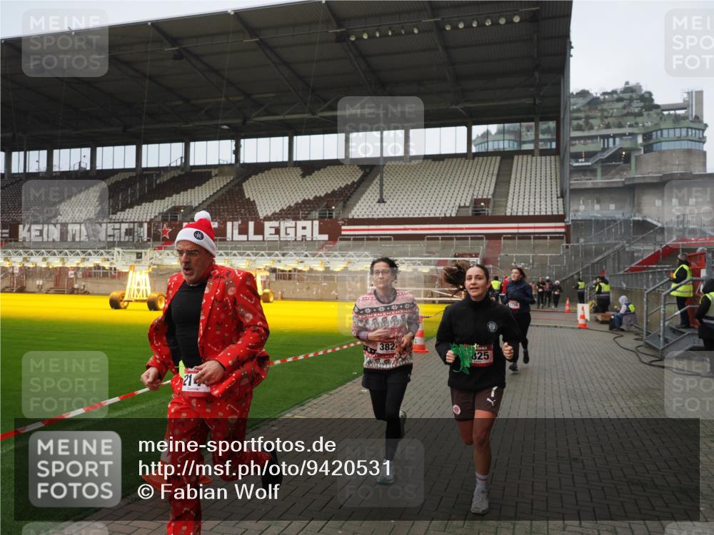 07.12.2025 - St. Pauli X-Mass-Run No. 15 Fabian Wolf http://msf.ph/oto/9420531 07.12.2025 11:40:27 Ziel 1756, 2144, 2713, 3554, 3824, 3825, 3850 meine-sportfotos.de