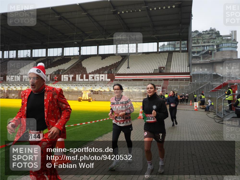07.12.2025 - St. Pauli X-Mass-Run No. 15 Fabian Wolf http://msf.ph/oto/9420532 07.12.2025 11:40:27 Ziel 1756, 2144, 2713, 3554, 3824, 3825, 3850 meine-sportfotos.de