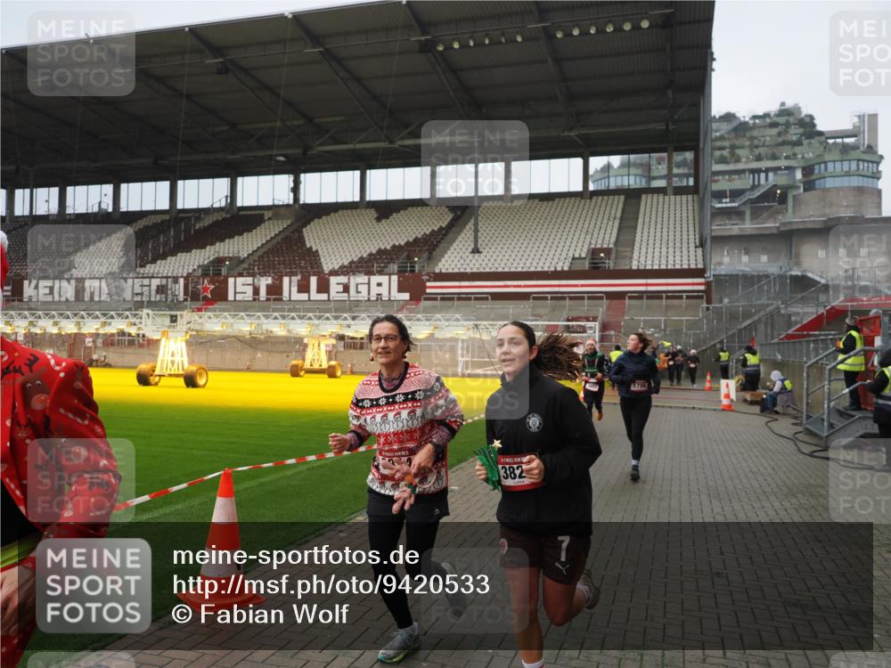 07.12.2025 - St. Pauli X-Mass-Run No. 15 Fabian Wolf http://msf.ph/oto/9420533 07.12.2025 11:40:27 Ziel 1756, 2144, 2713, 3554, 3824, 3825, 3850 meine-sportfotos.de
