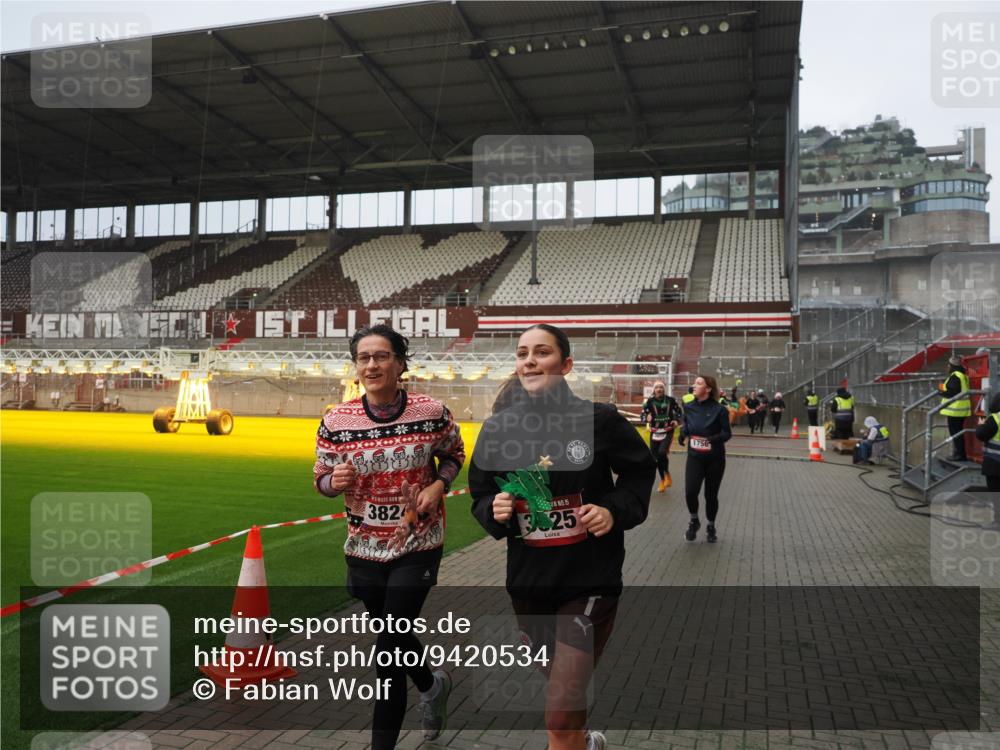07.12.2025 - St. Pauli X-Mass-Run No. 15 Fabian Wolf http://msf.ph/oto/9420534 07.12.2025 11:40:28 Ziel 1756, 2144, 2713, 3554, 3824, 3825, 3850 meine-sportfotos.de