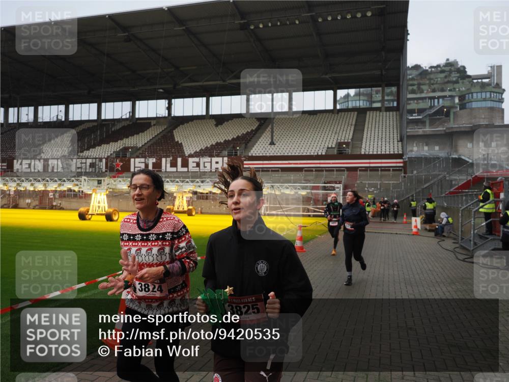 07.12.2025 - St. Pauli X-Mass-Run No. 15 Fabian Wolf http://msf.ph/oto/9420535 07.12.2025 11:40:28 Ziel 1756, 2144, 2713, 3554, 3824, 3825, 3850 meine-sportfotos.de
