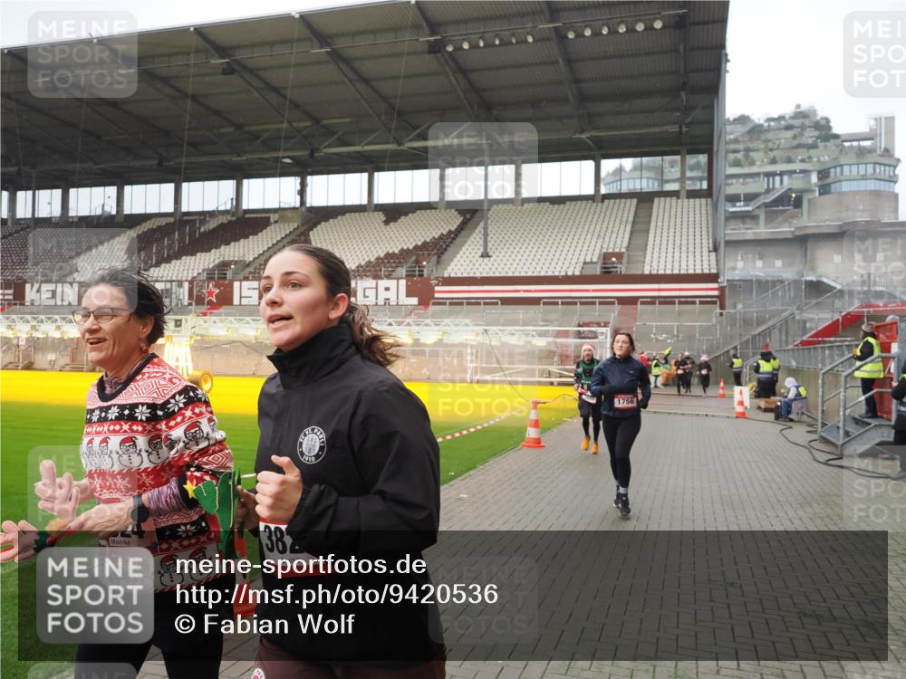 07.12.2025 - St. Pauli X-Mass-Run No. 15 Fabian Wolf http://msf.ph/oto/9420536 07.12.2025 11:40:28 Ziel 1756, 2144, 2713, 3554, 3824, 3825, 3850 meine-sportfotos.de